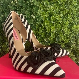 Betsey Johnson Aidenn Pump
